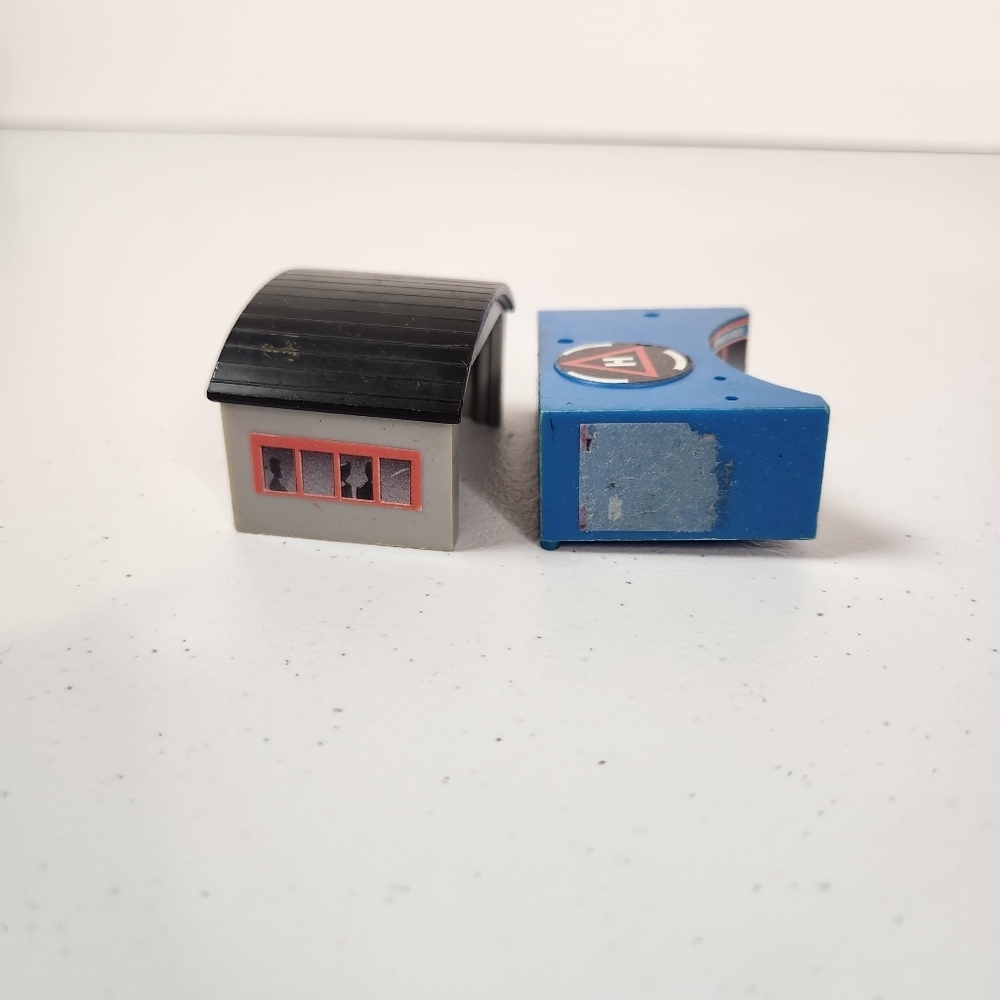 Vintage Micro Machines Airport Replacement Pieces Parts Flying School Buildings - Picture 4 of 5